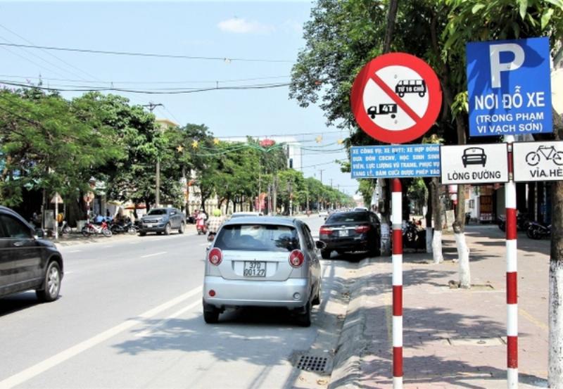 Biển cấm đi ngược chiều R.102 rõ nét trên đường phố, minh họa sự nguy hiểm và tầm quan trọng của việc tuân thủ luật giao thông để tránh hậu quả khôn lường.